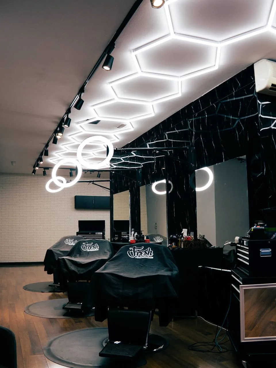 Interior con luces hexagonales Fresh Barbershop Alcobendas